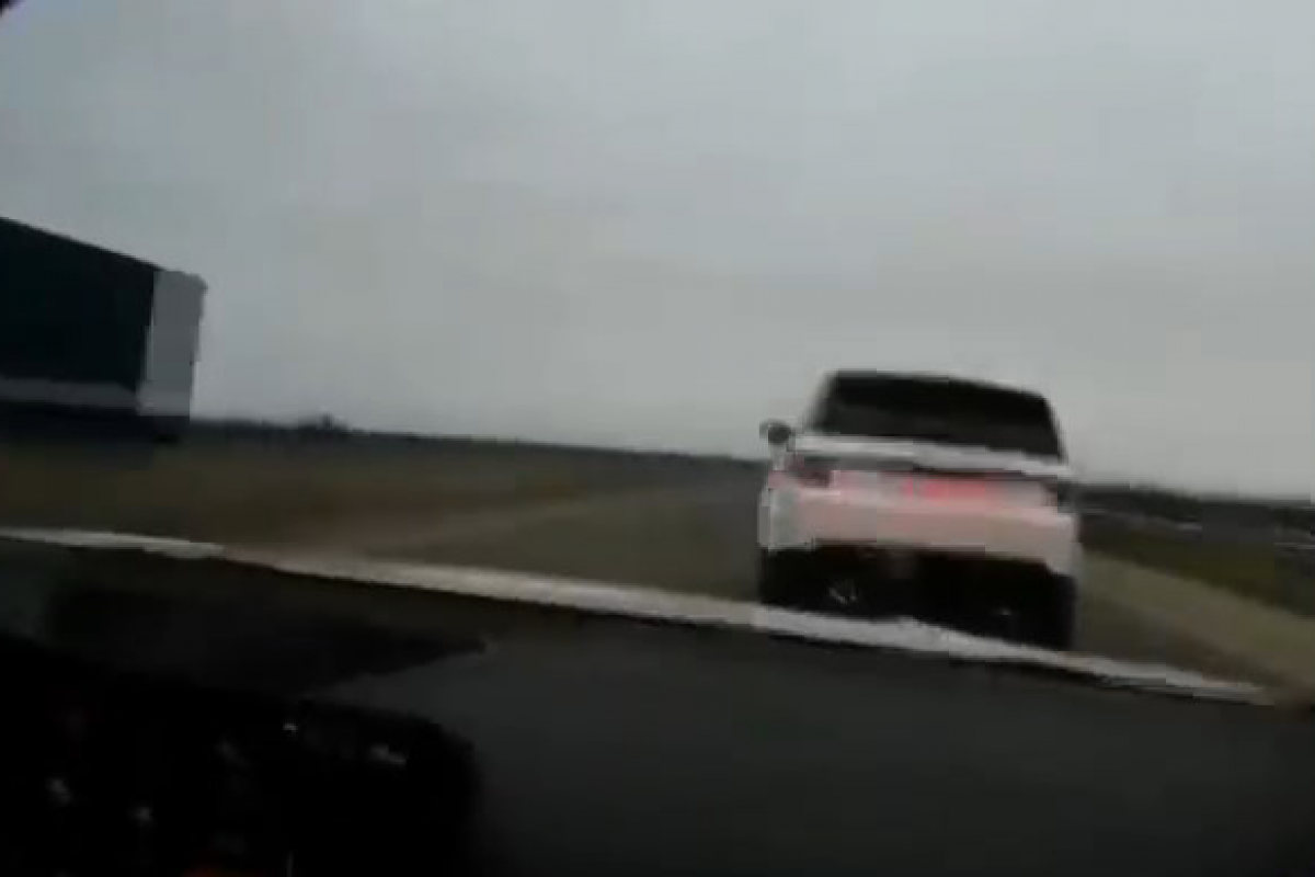 &ldquo;Range Rover&rdquo;lə təhlükəli manevr edən sürücü həbs edildi -&nbsp;VİDEO