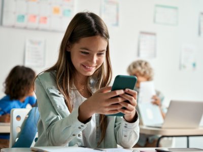 Məktəblərdə müəllimlərə də telefondan istifadə qadağan ediləcək