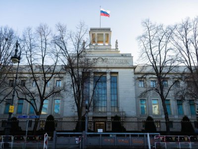 Rus diplomat bu ölkədən qovuldu