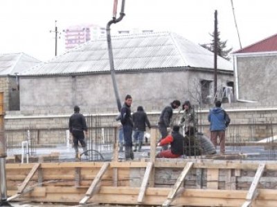 Xırdalanda bədbəxt hadisə - binadan başına yük düşdü