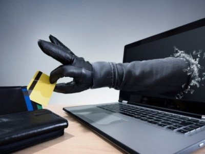 İş yoldaşının kartından oğurluq etdi - YAXALANDI