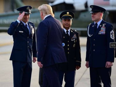 Tramp hərbi komandanlıqla görüşdü