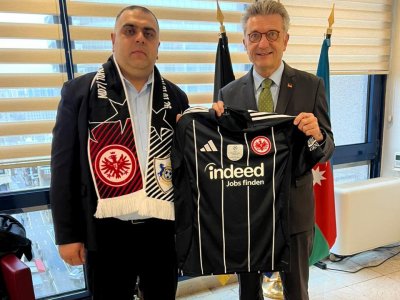 Səfir &ldquo;Qarabağ&rdquo;-&ldquo;Ayntraxt&rdquo; matçının hesabını düz tapan şəxsi mükafatlandırdı