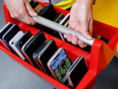 Daha bir ölkədə şagirdlərə telefon qadağan edilir