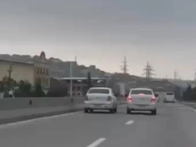 Yolda sürət yarışı təşkil edən sürücülər saxlanıldı