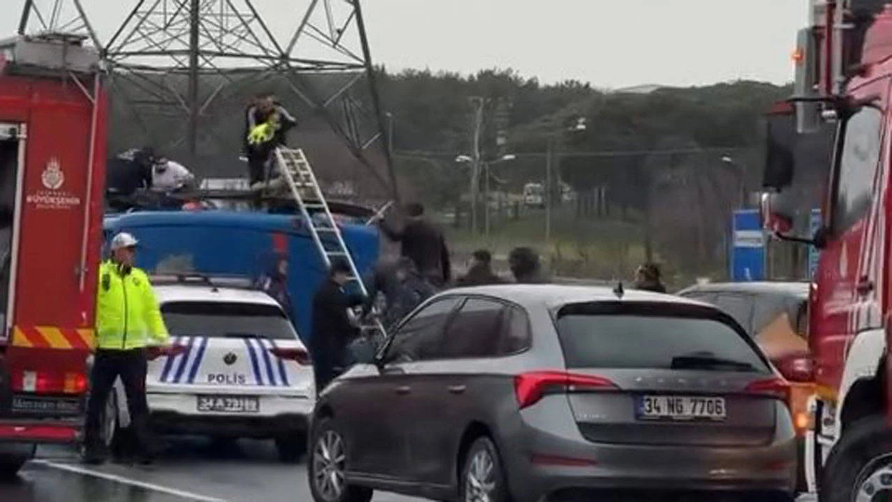 İstanbulda məhkumları daşıyan avtobus aşdı - 19 yaralı