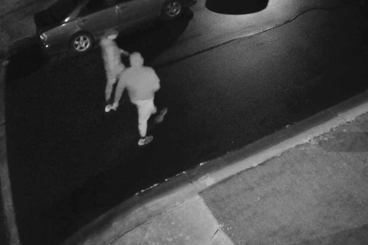 Bakıda marketin qarşısında kameralar önündə bıçaqlanma