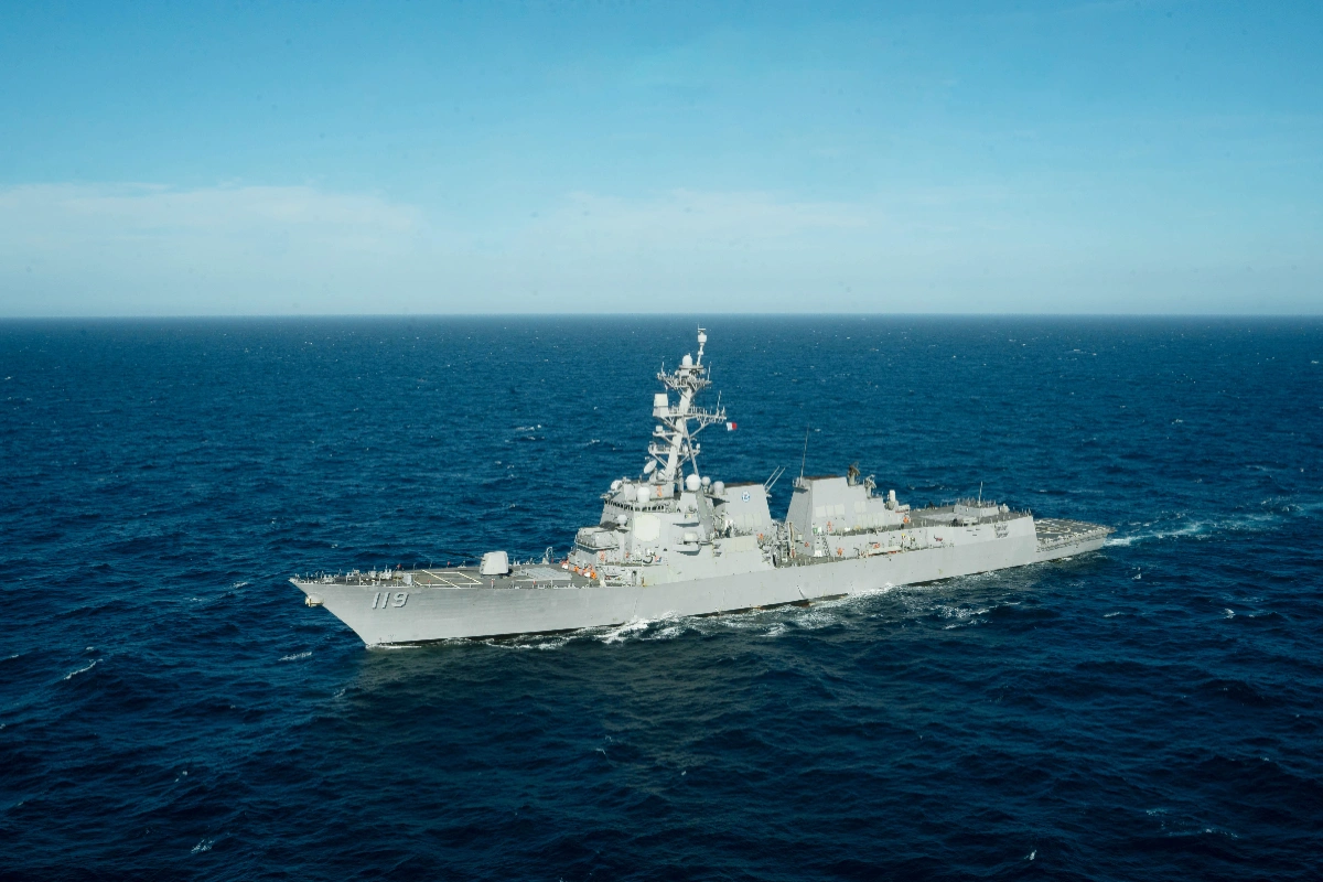 ABŞ Fars körfəzinə altıncı esminesi göndərdi