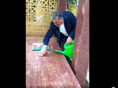 Azərbaycanlı professor&nbsp;Rəsulzadənin məzarını yudu - VİDEO