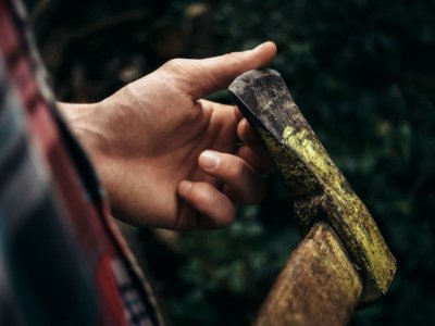 Cəlilabadda əmi qardaşı uşaqlarını BALTALADI