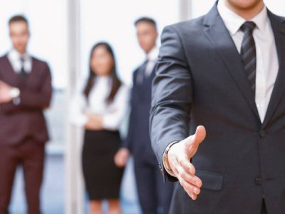 Dövlət qurumlarında çox sayda ixtisarlar var - Fazil Mustafa