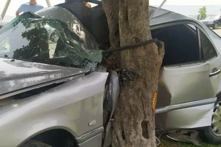 Gəncədə minik maşını ağaca çırpıldı, yaralanan var