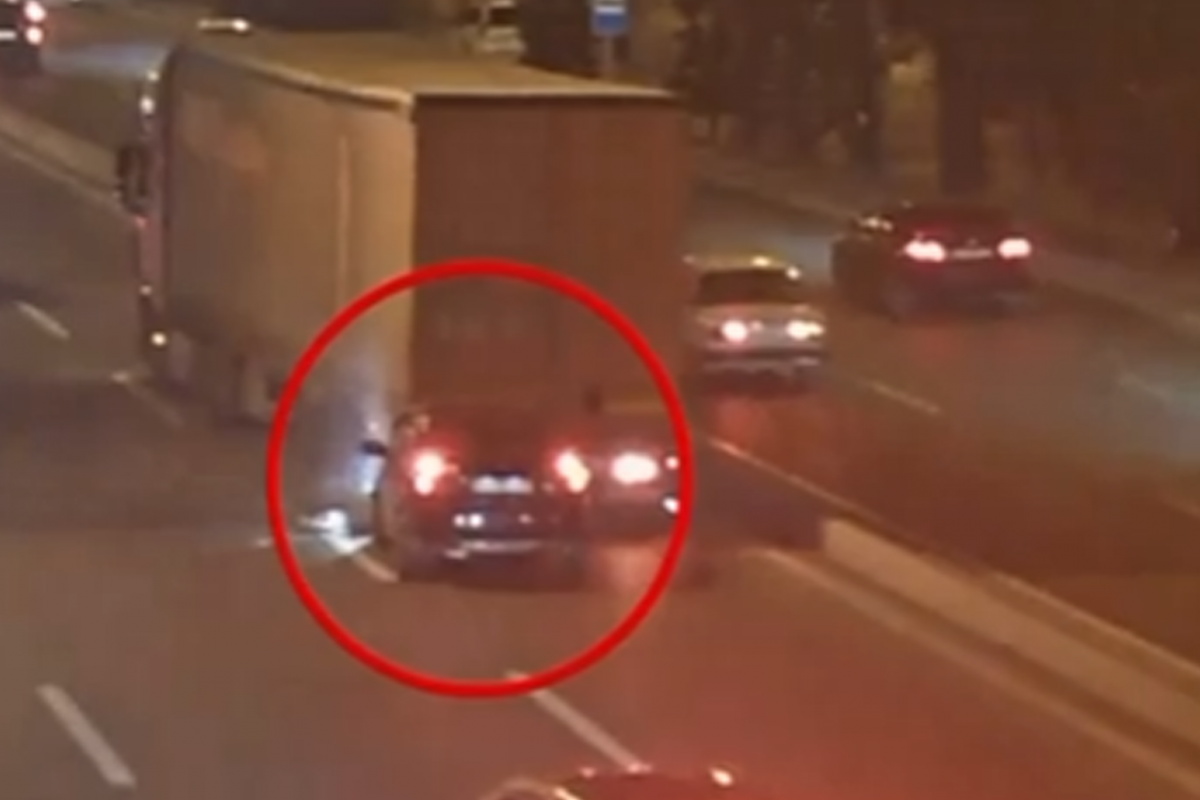 Geriyə hərəkət edən yük avtomobili qəzaya səbəb oldu&nbsp;- VİDEO