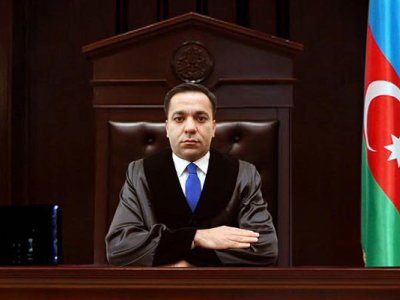 Həmkarları rüşvət alan hakimə güzəşt etmədi