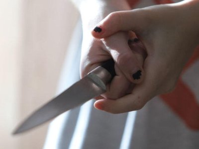 Bakıda atasını öldürməkdə ittiham olunan 15 yaşlı qız ev dustaqlığına buraxılıb