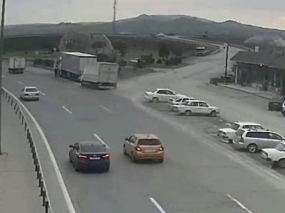 Yük maşını yol kənarında dayanan avtomobilə çırpıldı - VİDEO