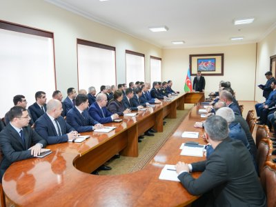 Baş nazir kollektivə təqdim edildi