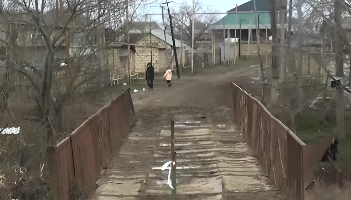 "Yükümüzü belimizdə daşıyırıq, təcili yardım maşını gələ bilmir" - Biləsuvar sakinlərindən şikayət