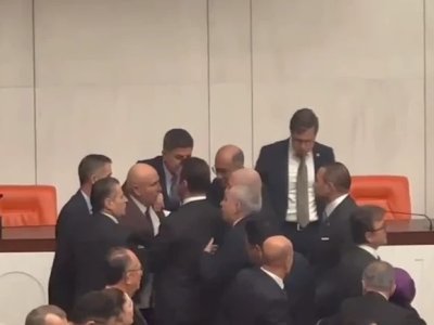 Türkiyə parlamentində dava&nbsp;-&nbsp;Deputat xəsarət aldı