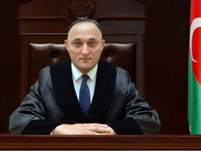 Hakim etiraz etdi: &ldquo;Atanı qolu qandallı göstərməyin uşağa&rdquo;