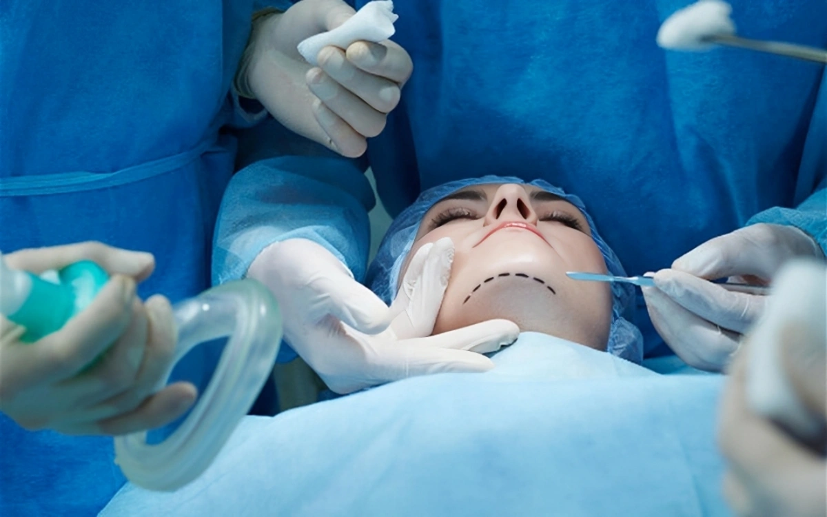 Estetik əməliyyatdan sonra vətəndaşın üzü deformasiyaya uğradı&nbsp;