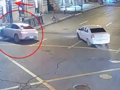 Bakıda avtomobil işıqfora çırpıldı&nbsp;- VİDEO