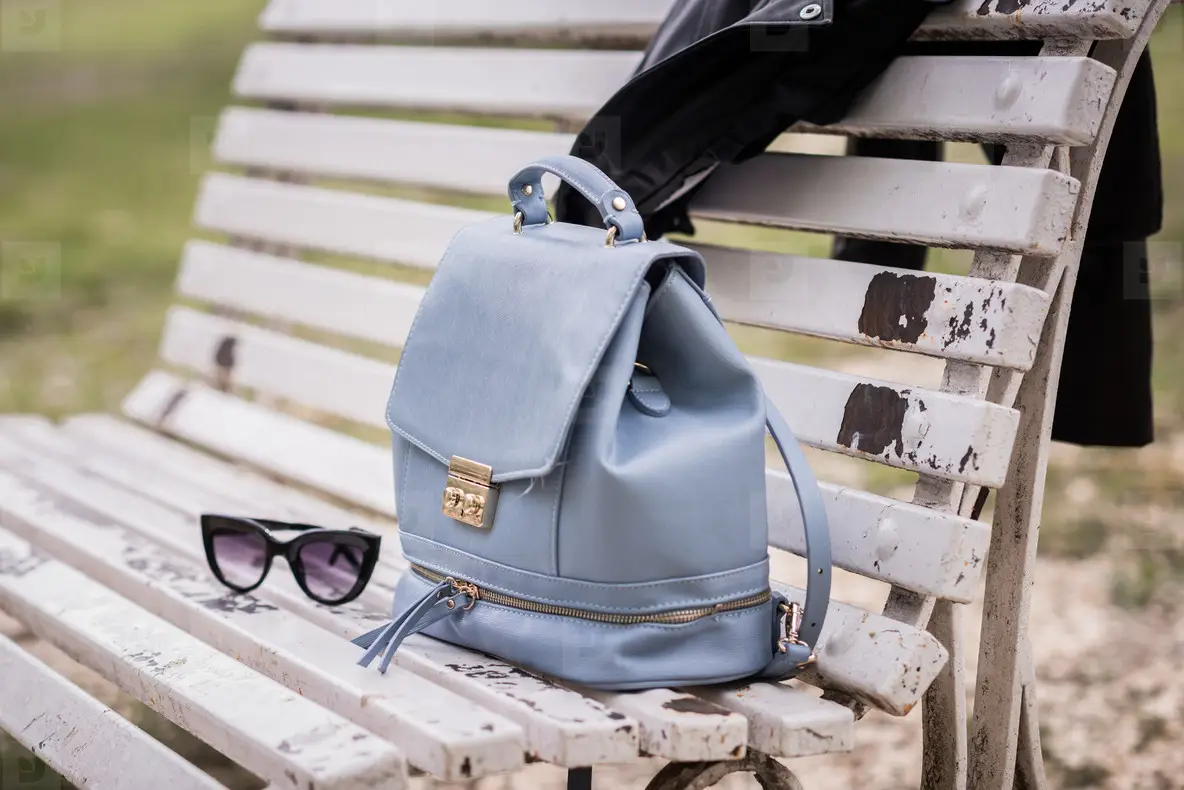 Çantasını dayanacaqda unutdu, qızılları oğurlandı