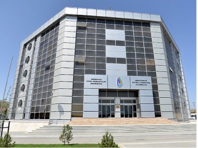 Hakimə təzyiq edən baş məşqçi və futbolçu CƏZALANDIRILDI