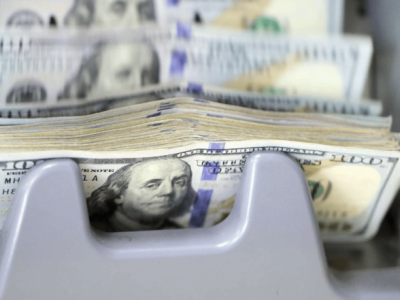 Banklara dollarla əmanət qoyanların sayı azalıb