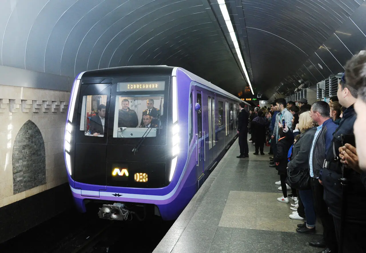 Metroda gecikmə: Qatarlar stansiyada qalıb
