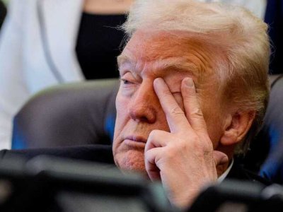 Tramp "Sülh Şurası"nın iclasında yatdı - VİDEO