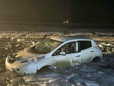 Avtomobil gölə düşdü - 8 turist öldü