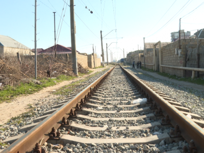 Hövsanda dəmir yolunun ətrafında tikilmiş evlərin SÖKÜLƏCƏK