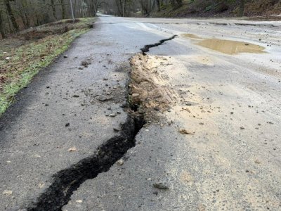 Lənkəranda 7 kəndi birləşdirən yolda sürüşmə - FOTO