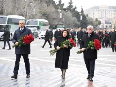 Rəsmilər "Ana harayı" abidəsini ziyarət etdilər - FOTOLAR