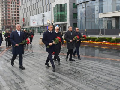 Nazirliyin kollektivi Xocalı soyqırımı abidəsini ziyarət etdi - FOTO
