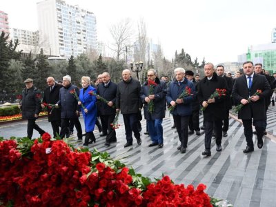 Ağsaqqallar Şurasının üzvləri &ldquo;Ana harayı&rdquo; abidəsini ziyarət ediblər - FOTO