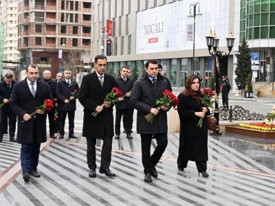 Nazirliyin kollektivi Xocalı soyqırımı abidəsini ziyarət edib -&nbsp;FOTOLAR