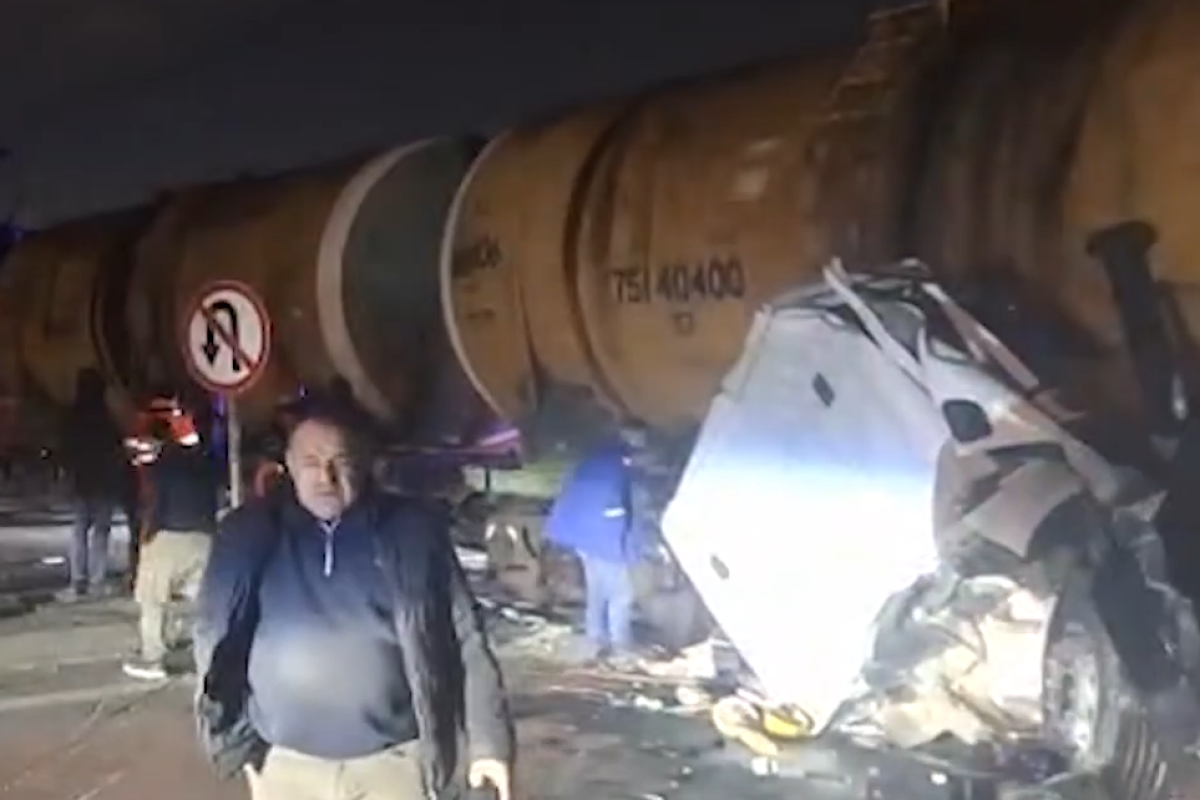 Bakıda&nbsp;yük maşını qatara çırpıldı - VİDEO