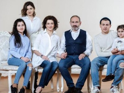 Ermənistanda səs-küylü boşanma: uşaqlar kimdə qalacaq? - Cütlüyün FOTOLARI