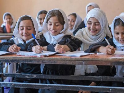 Əfqanıstanda qızlara Azərbaycan dili dərsləri keçirilir - ÖZƏL