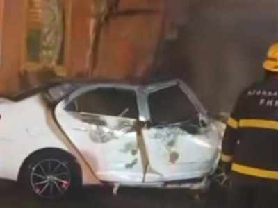 Salyanda maşın obyektə çırpılaraq yandı