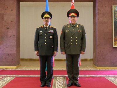 Belarusun müdafiə naziri azərbaycanlı həmkarına zəng etdi