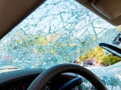 İdarəetmədən çıxan avtomobil aşdı