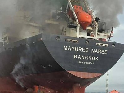 Hörmüz boğazında gəmi vuruldu: 3 nəfər itkin düşüb