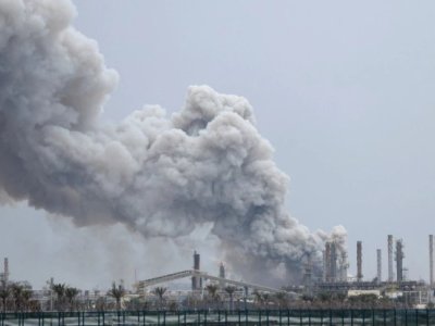 İran Bəhreyndə yanacaq anbarlarını vurdu