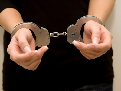 9000 dollarlıq fotoaparat oğurlayan qadın tutuldu