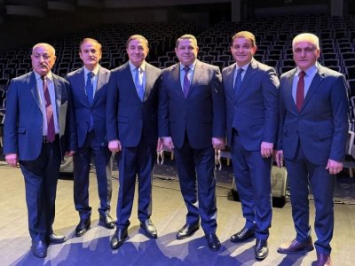 Tanınmış yazıçı sənət adamlarına irad tutdu: &ldquo;Niyə belə rəsmi geyinirlər?&rdquo;