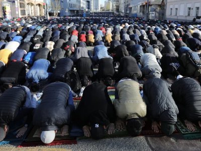 Küçədə namaz qadağan edildi