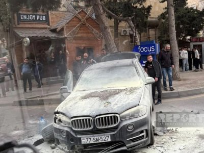 Bakıda qəza oldu, BMW yandı